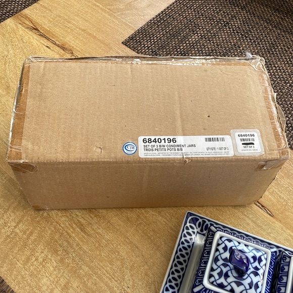 Set of 3 Porcelain Blue/White Condiment Jars With Tray - Picture 14 of 16